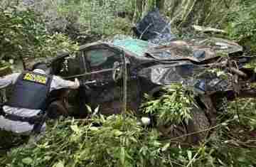 Adolescente capota caminhonete carregada com mais de 1 tonelada de maconha no Paraná